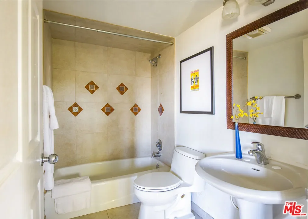 2125 Kew Drive, Los Angeles, California, United States. - Photo 23