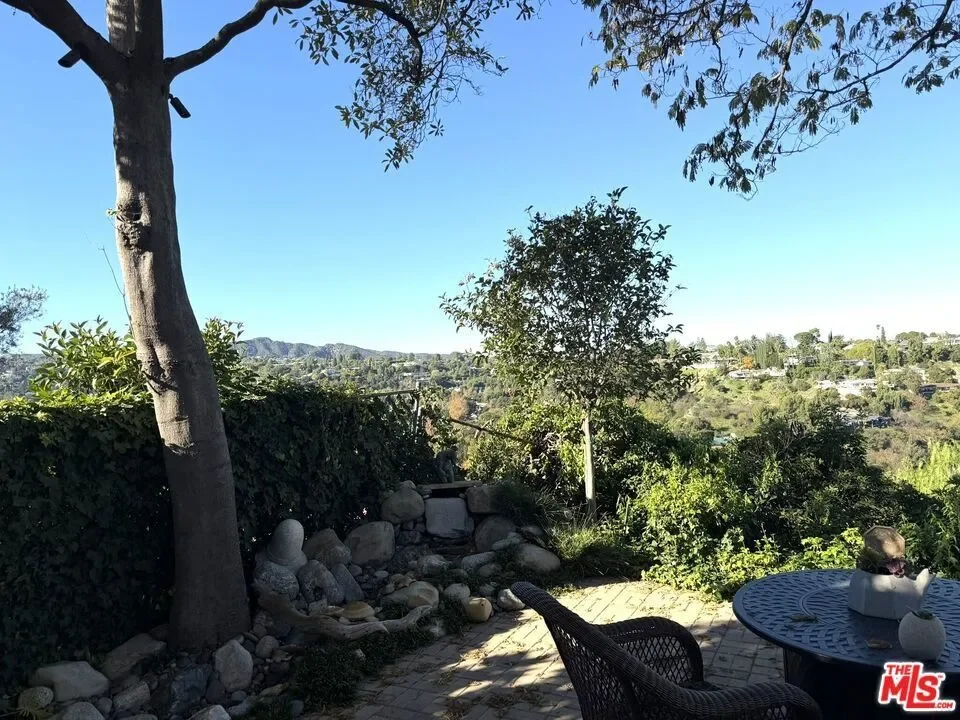 15570 Briarwood Drive, Los Angeles, California, United States. - Photo 3