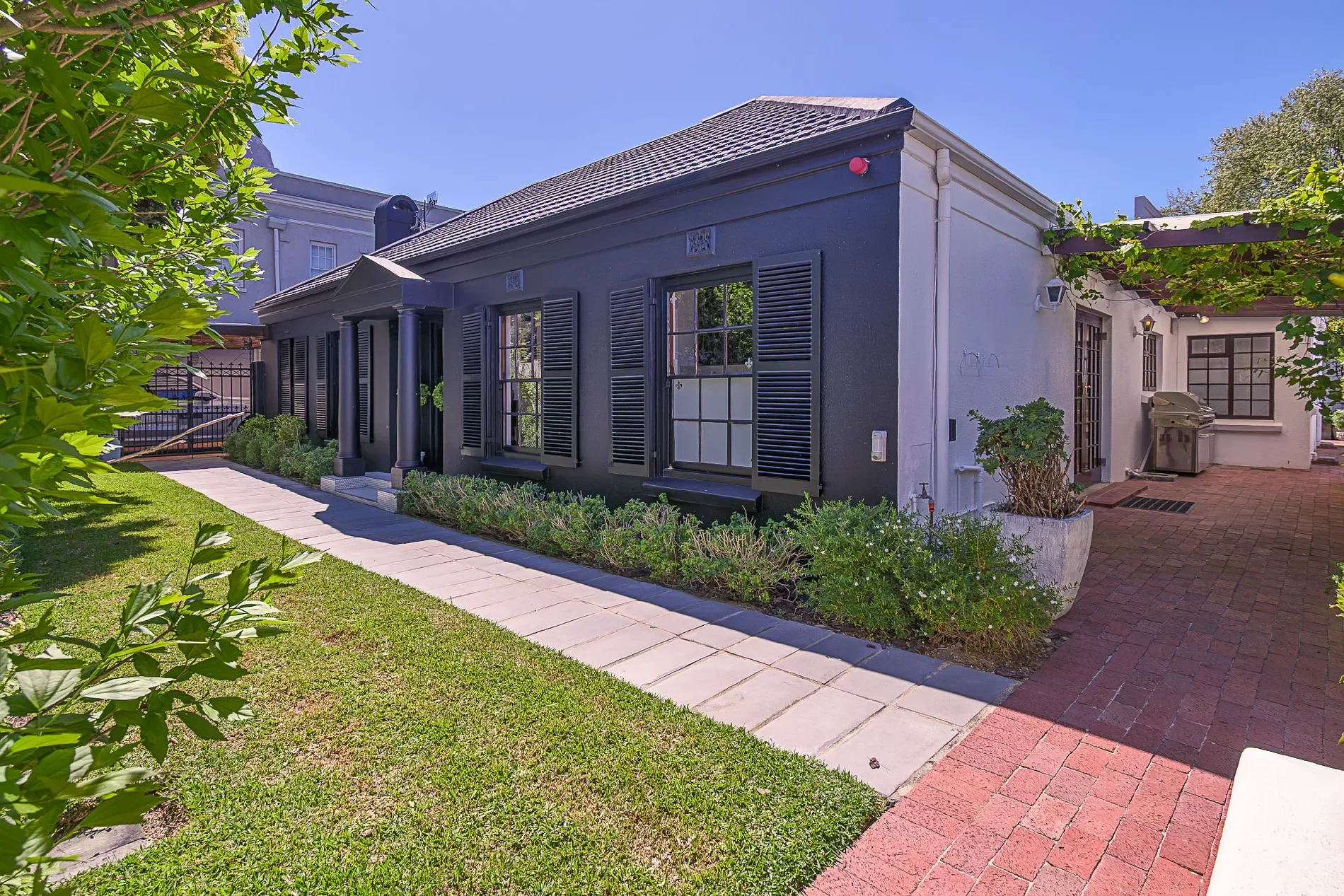 Exterior photo 5