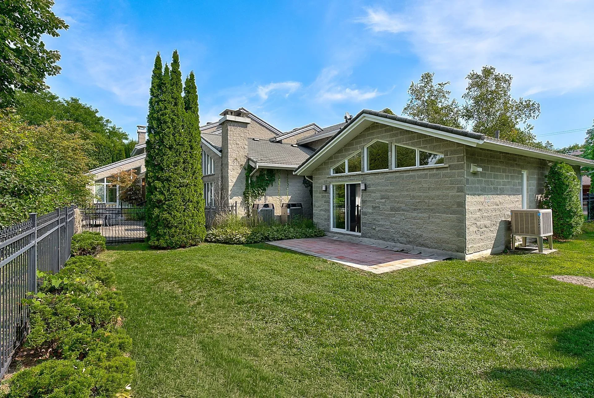 Exterior photo 7