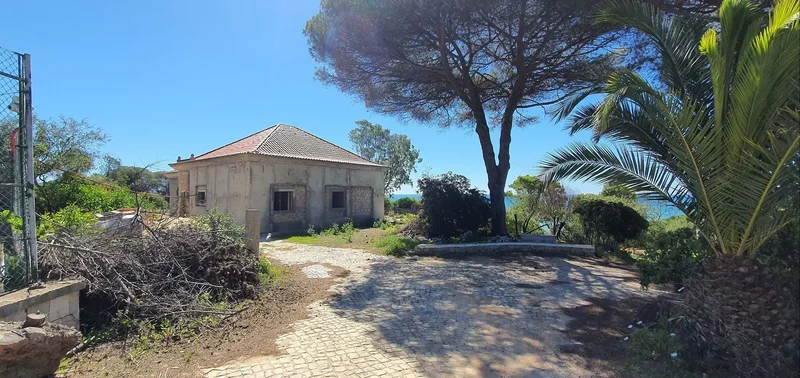 House in first line of sea with direct access to the beach