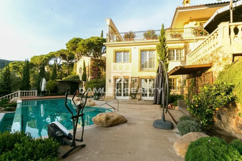 Luxury villa on the second line of the sea in a secure urbanization