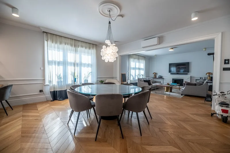 Zagreb, Donji grad, Newly renovated luxury four-room apartment with elevator and parking