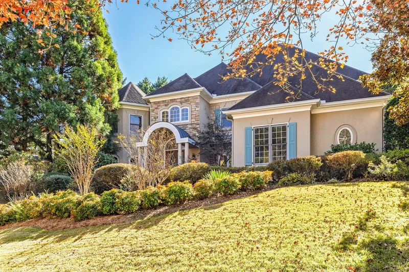Timeless Luxury Estate In Prestigious St. Lyonn