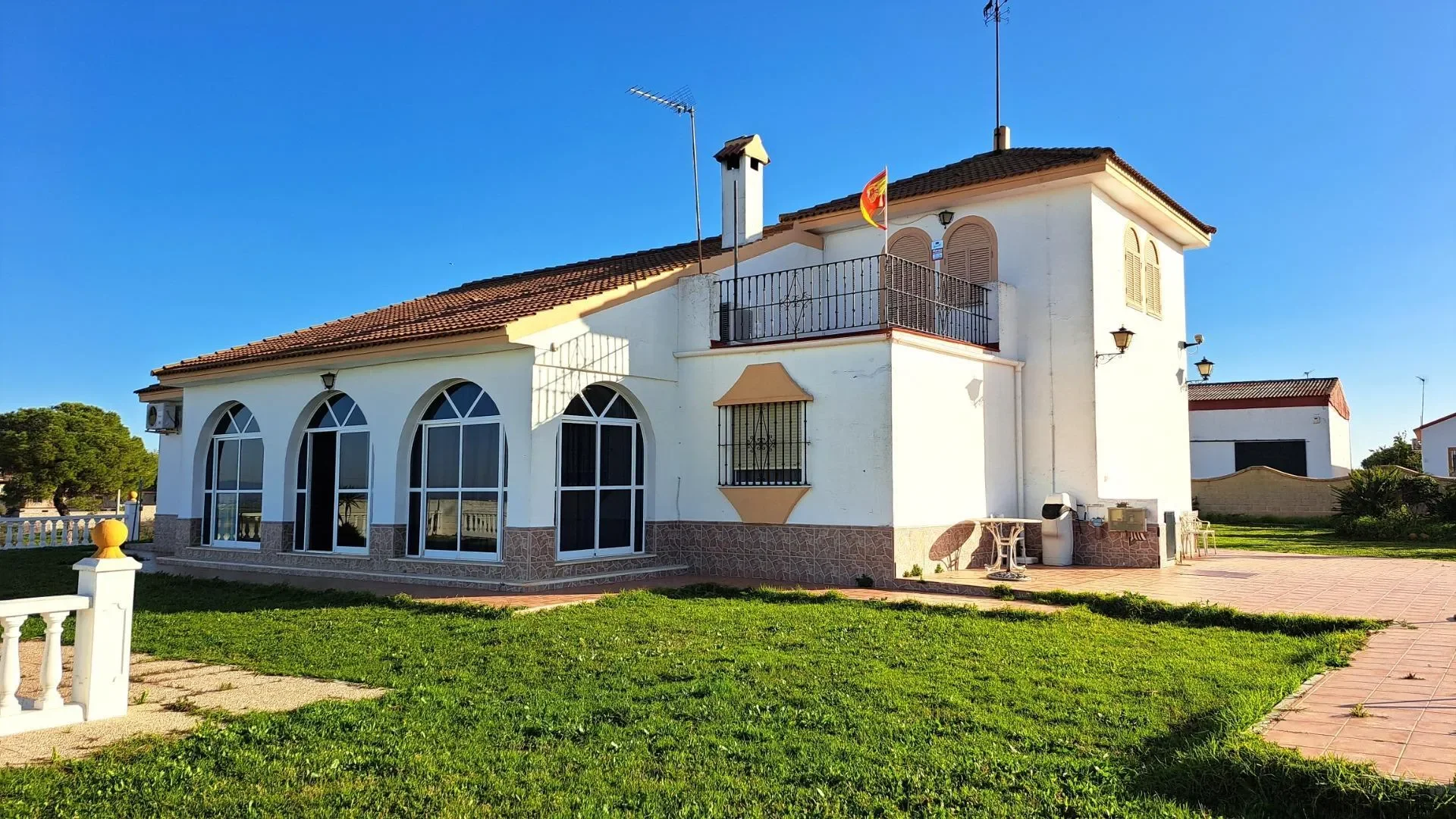 Exterior photo 4