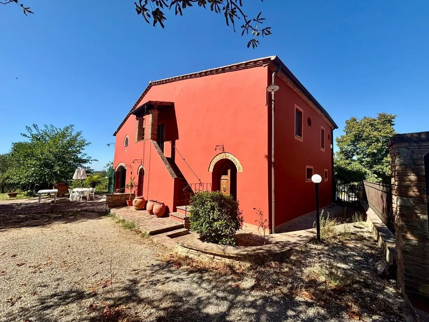 Exterior photo 2