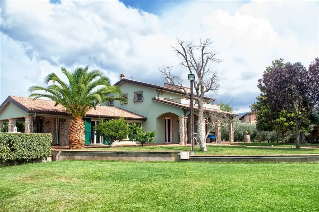 Exterior photo 5