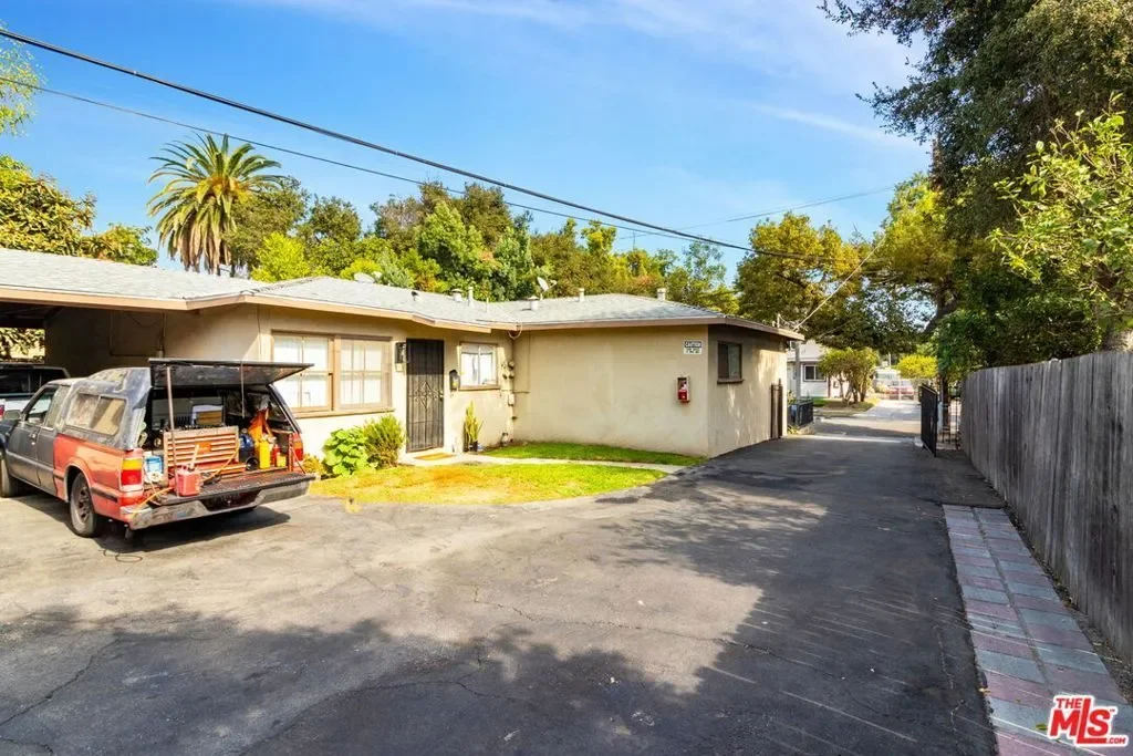 965 N Summit Avenue, Altadena, California, United States. - Photo 1