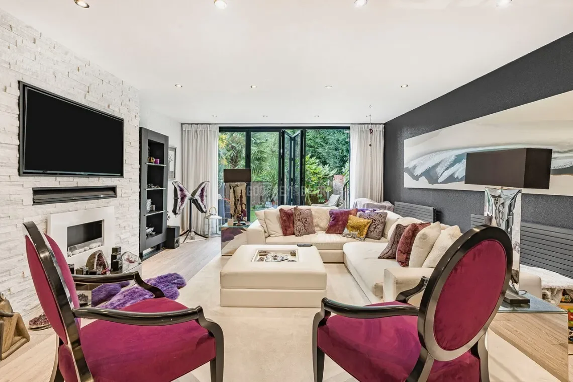 Angel Cottages, Mill Hill Village, London, England, United Kingdom. - Photo 22