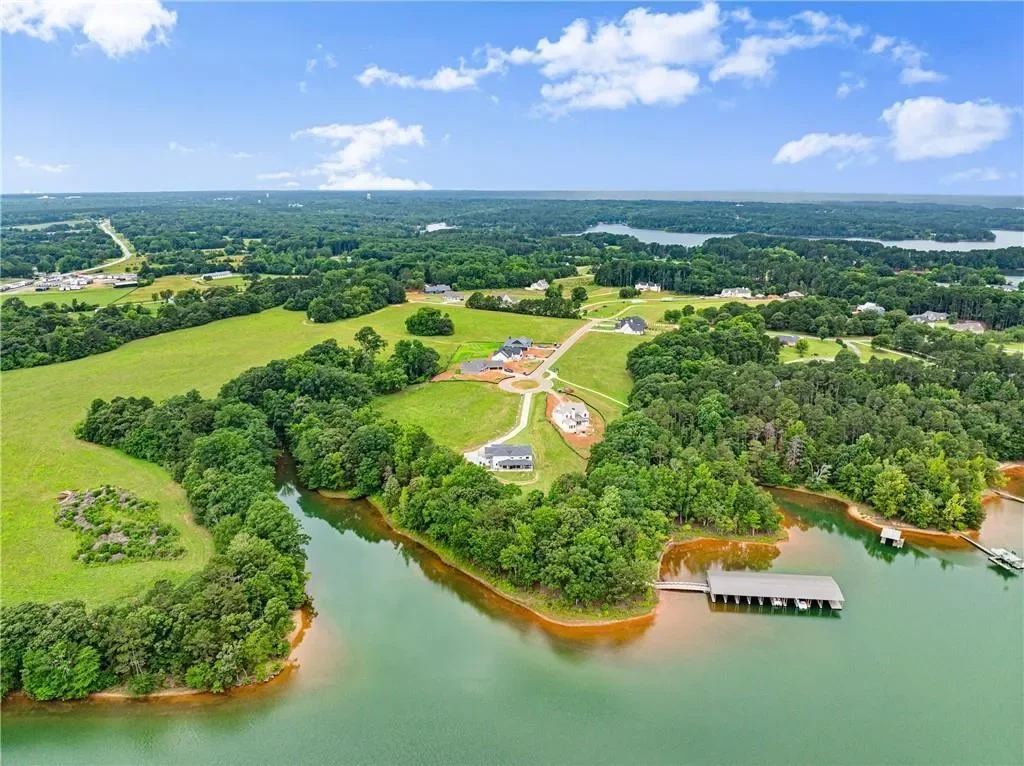 Single Family Residence in Hartwell