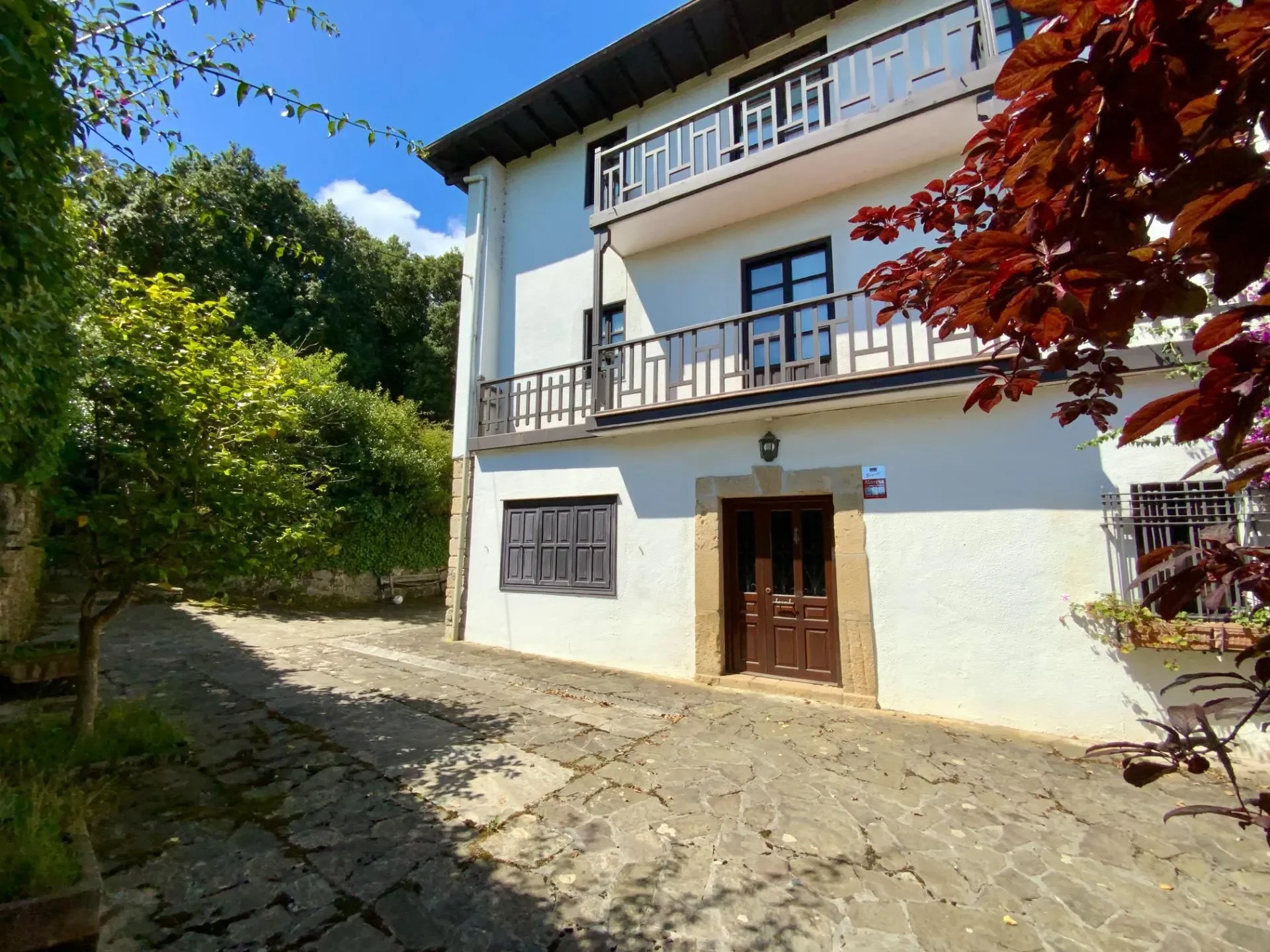 Exterior photo 6