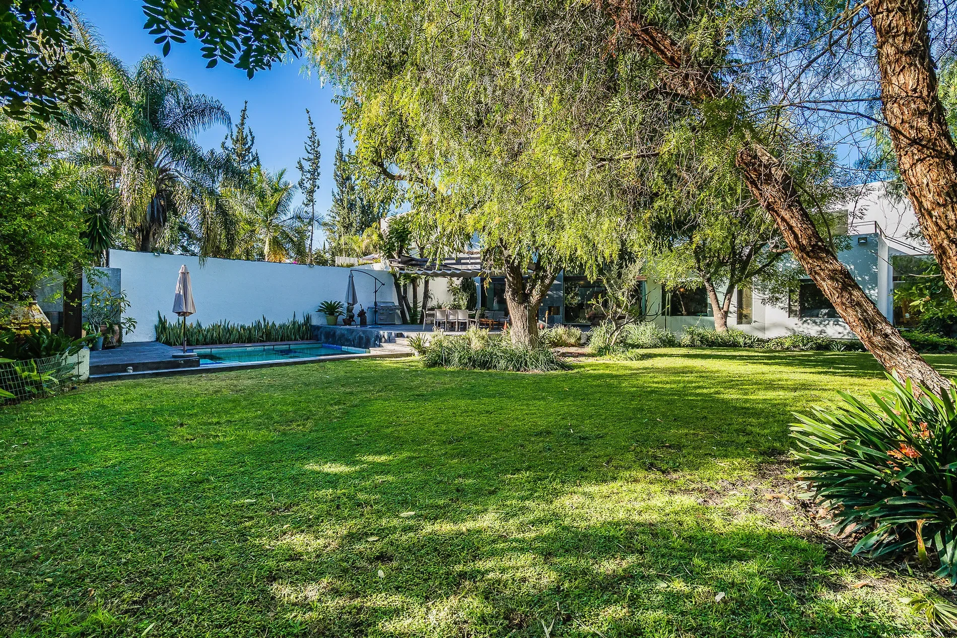 Exterior photo 6