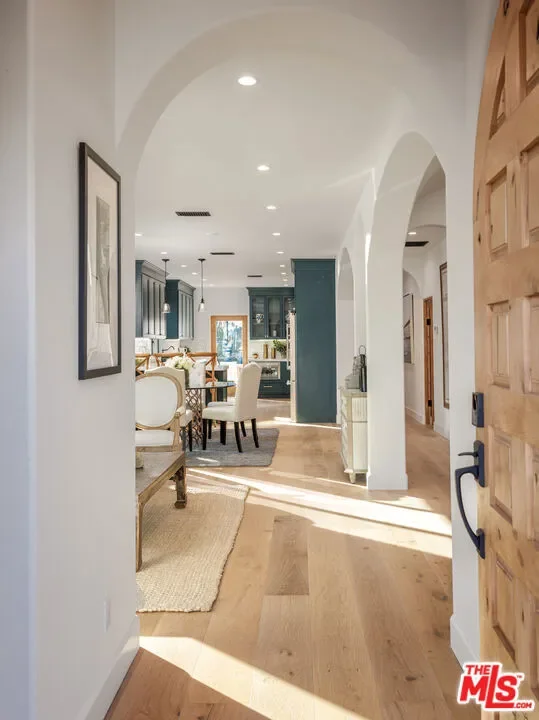913 S Mullen Avenue, Los Angeles, California, United States. - Photo 1