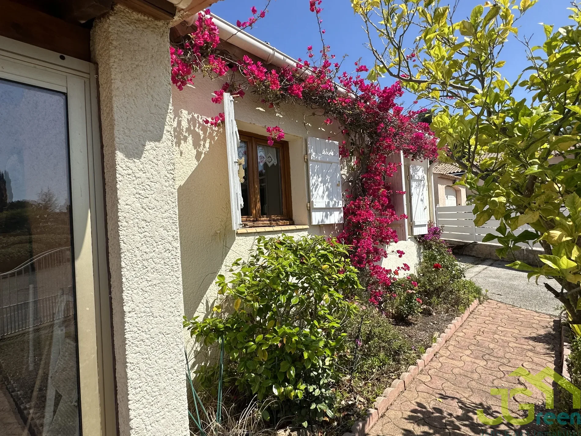 Exterior photo 3