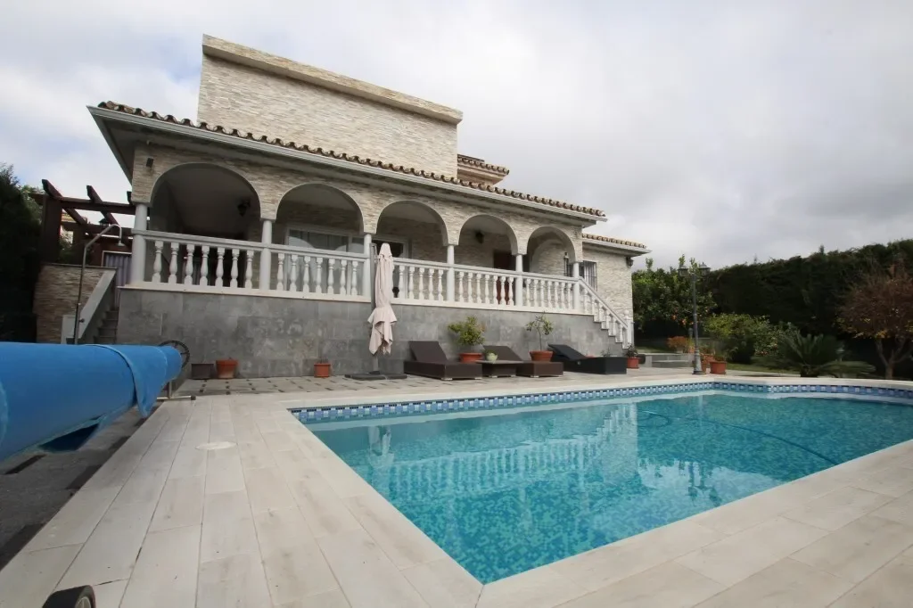 Exterior photo 4