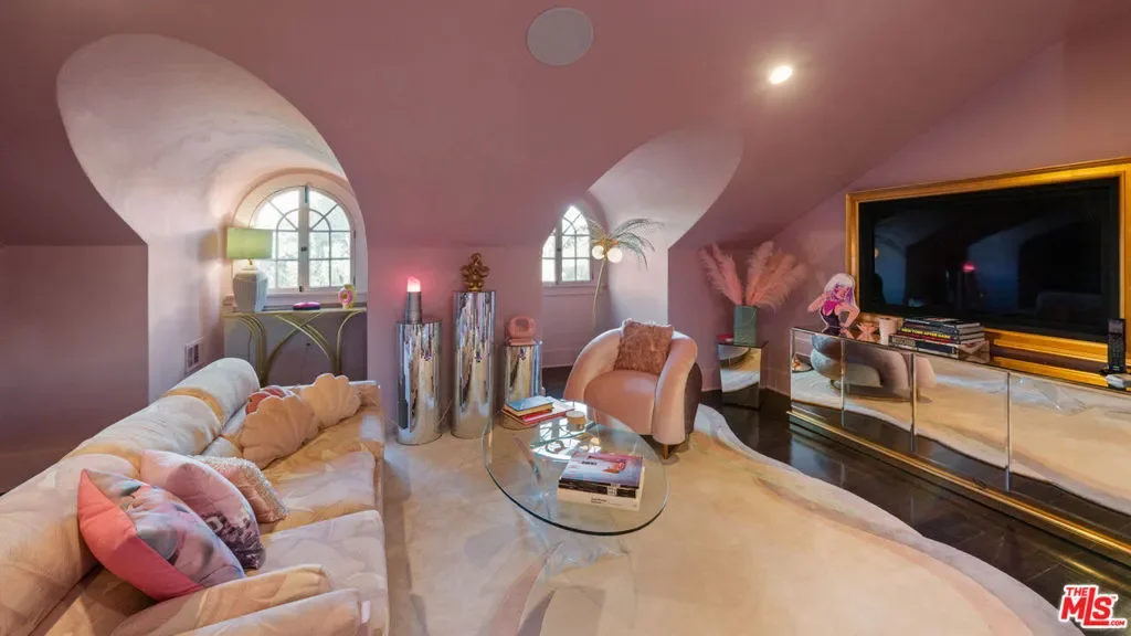 601 S Windsor Boulevard, Los Angeles, California, United States. - Photo 2