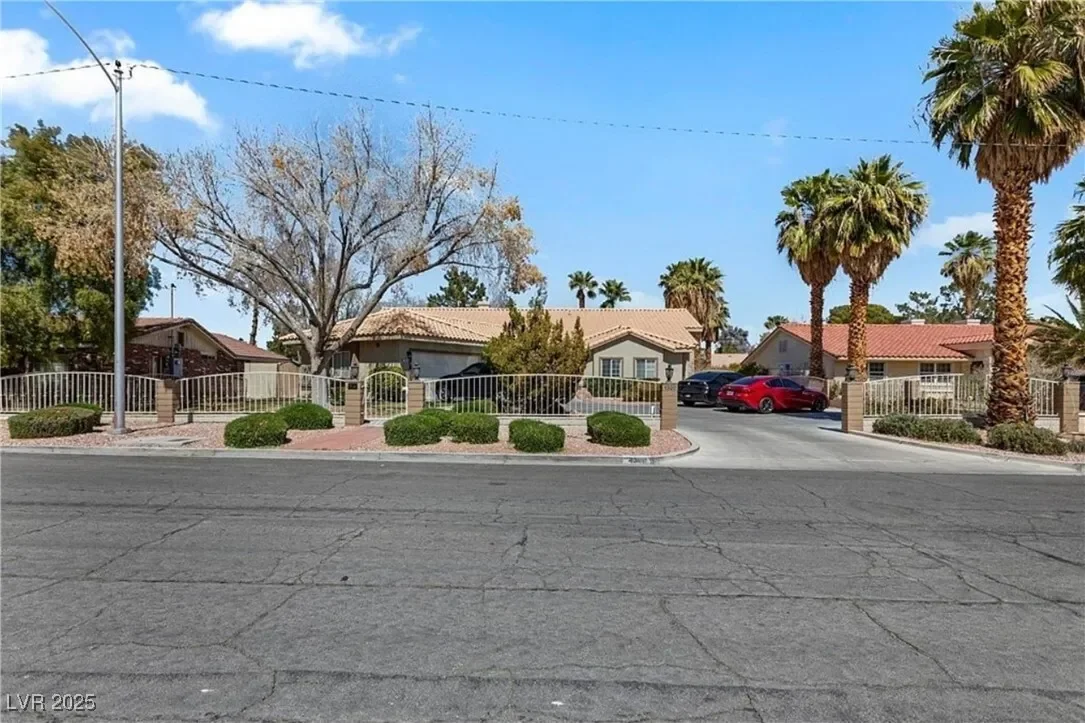 4300 Del Monte Avenue, Las Vegas, Nevada, United States. - Photo 3