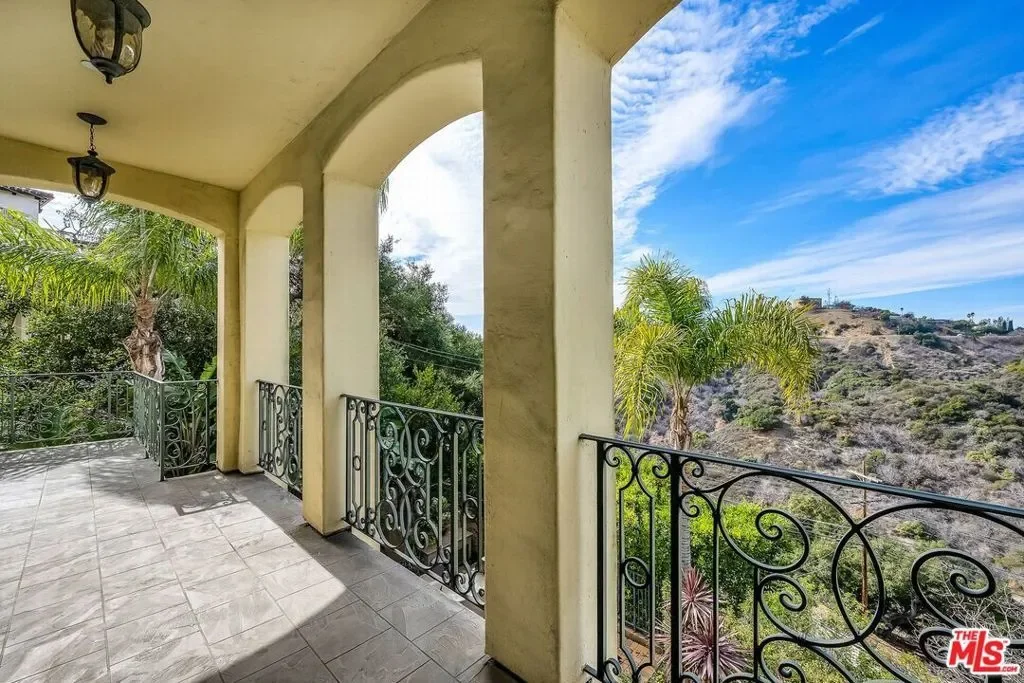 3110 Benedict Canyon Drive, Beverly Hills, California, United States. - Photo 57