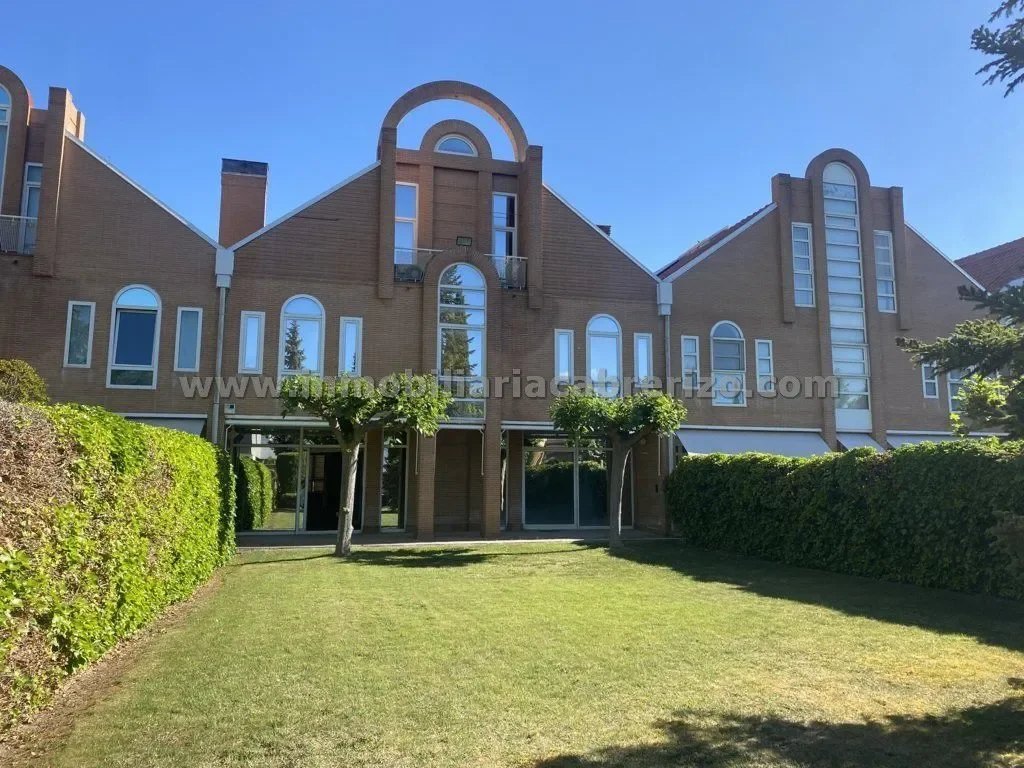 Exterior photo 4