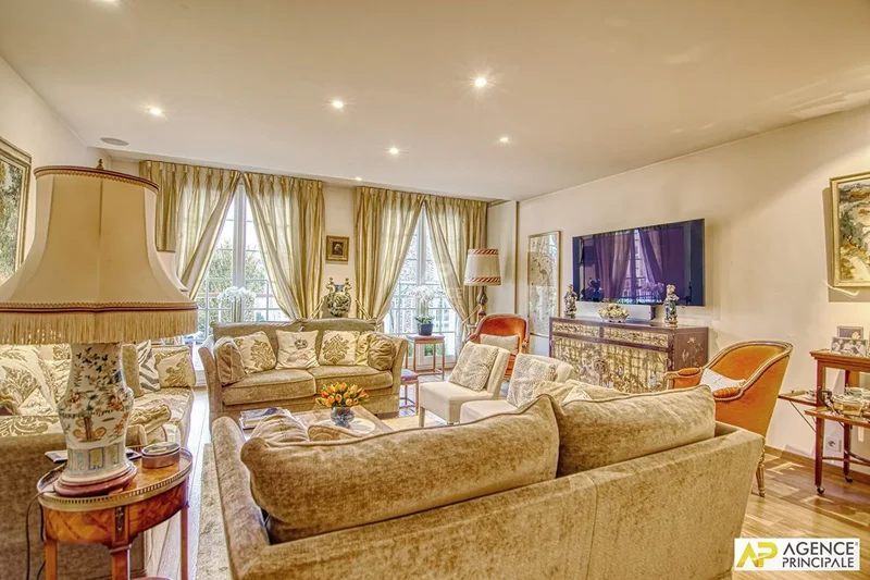 Versailles Rive-Droite - 6-room apartment 204 m² Carrez located on the 2nd floor with elevator, 2 ce