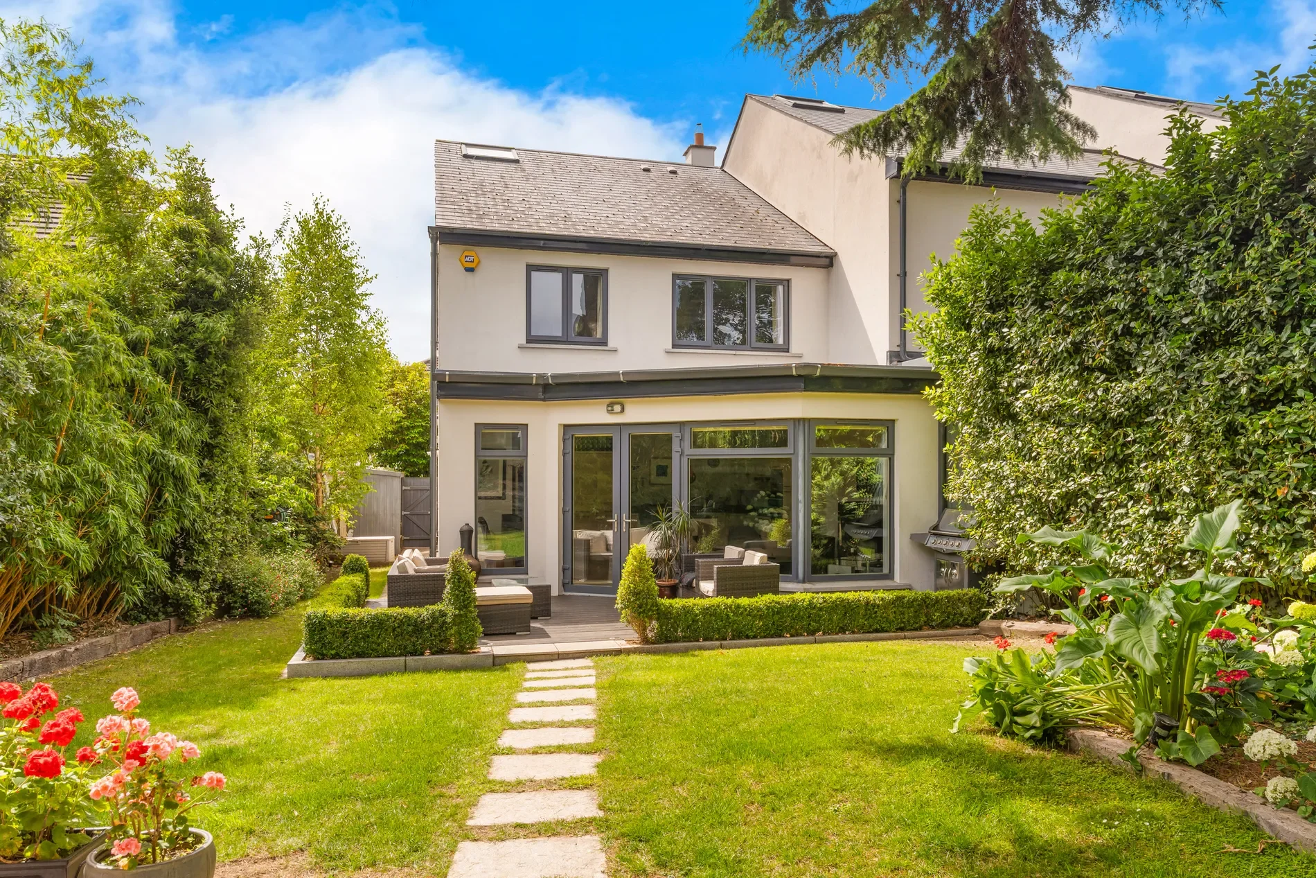Exterior photo 6