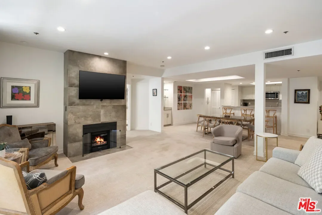 575 S Barrington Ave, Los Angeles, California, United States. - Photo 8
