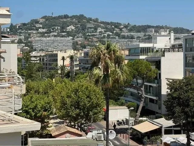 EXCLUSIVITY - CANNES – PALM BEACH – TOP FLOOR WITH TERRACE – TO RENOVATE