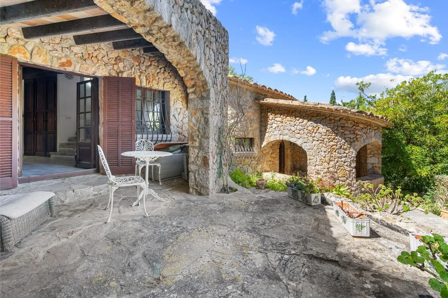 Exterior photo 5