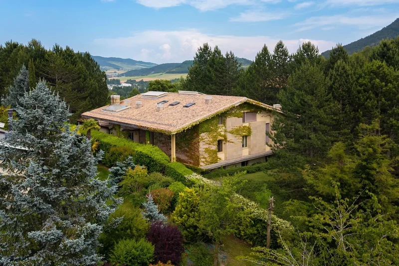 PAMPLONA - Peaceful villa in Gorraiz with indoor pool