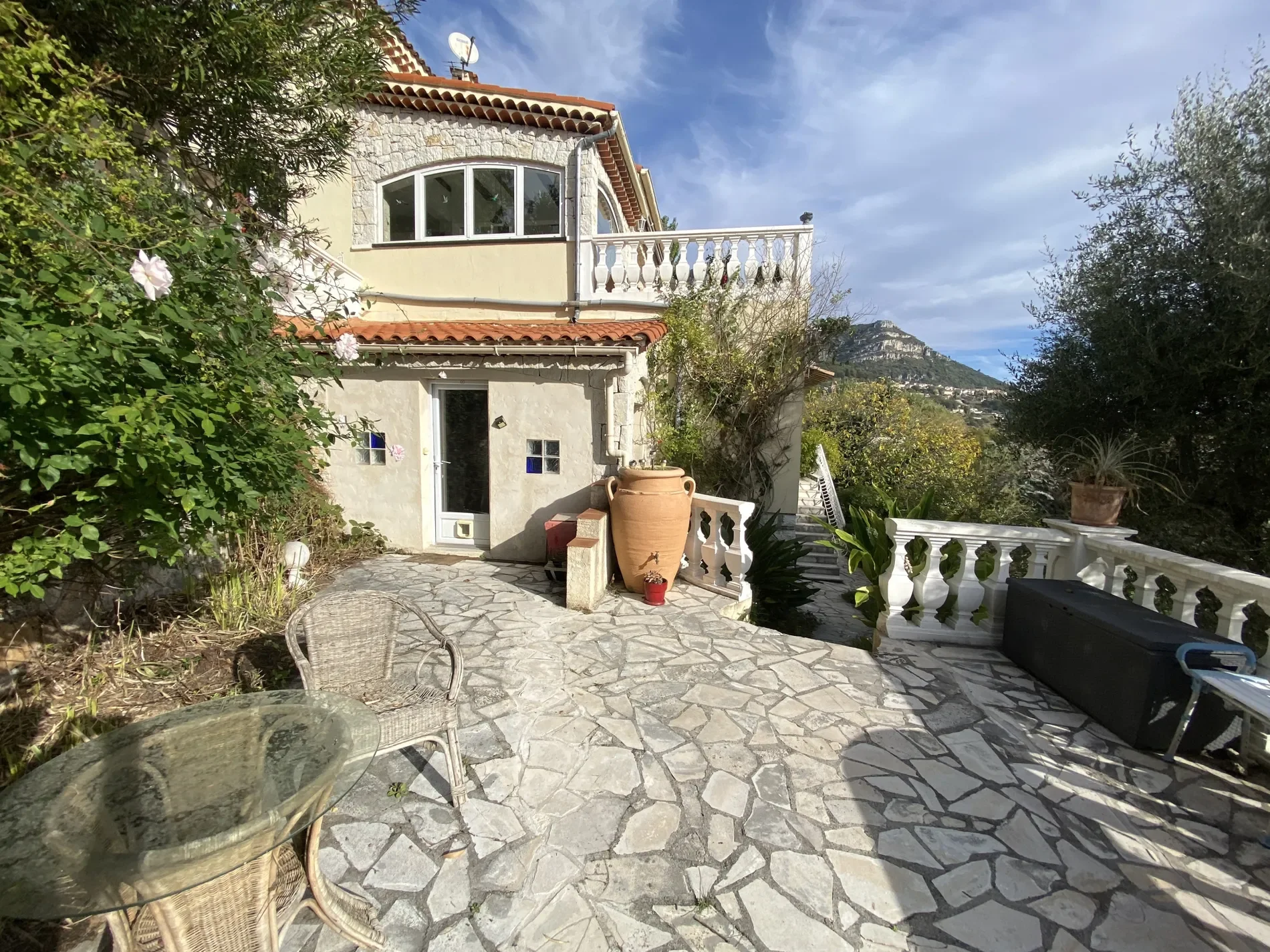 Exterior photo 6