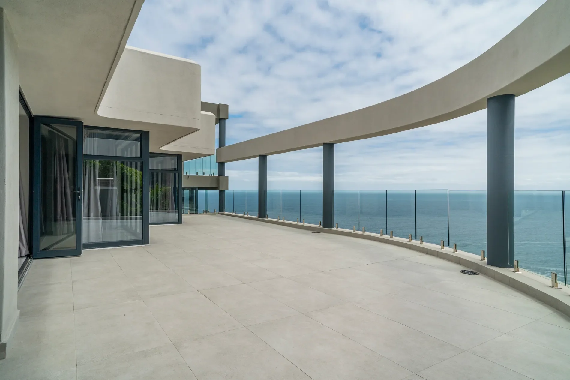 Exterior photo 5