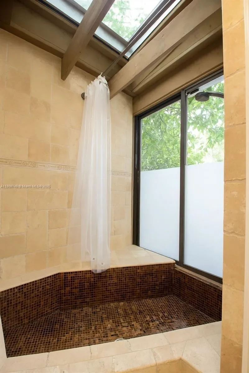 3164 Center St, Miami, Florida, United States. - Photo 11