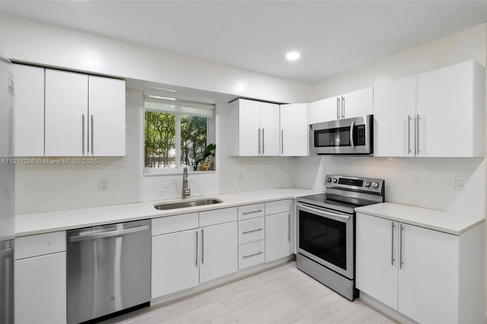 9049 Dickens Ave, Bal Harbour, Florida, United States. - Photo 12