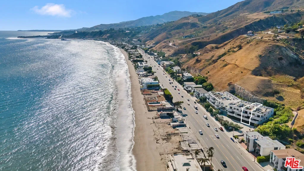 22065 Pacific Coast Highway 7, Malibu, California, United States. - Photo 25