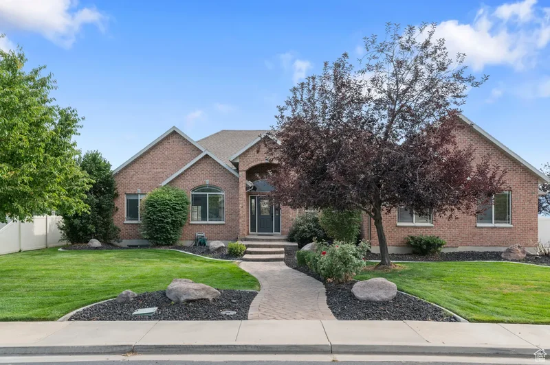 Single Family Residence in Mapleton