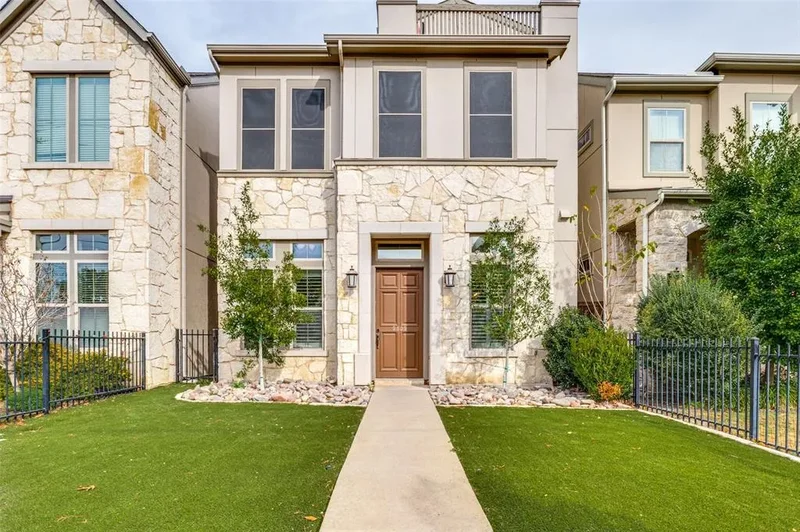 Single Family Residence in Dallas