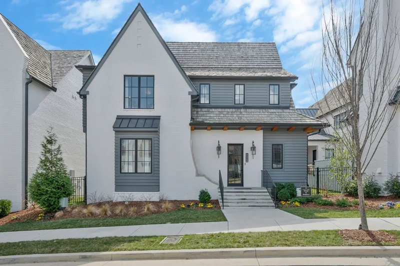 Single Family Residence in Brentwood