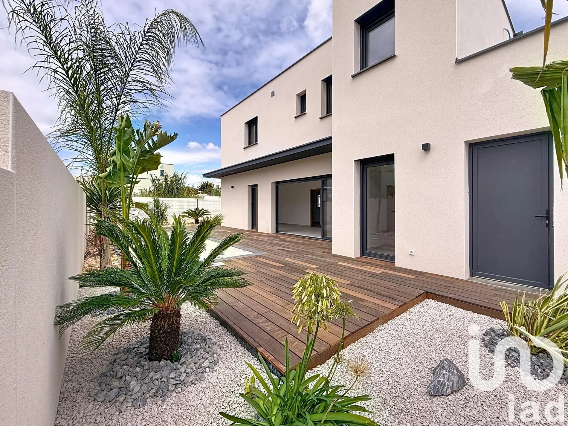 Exterior photo 2