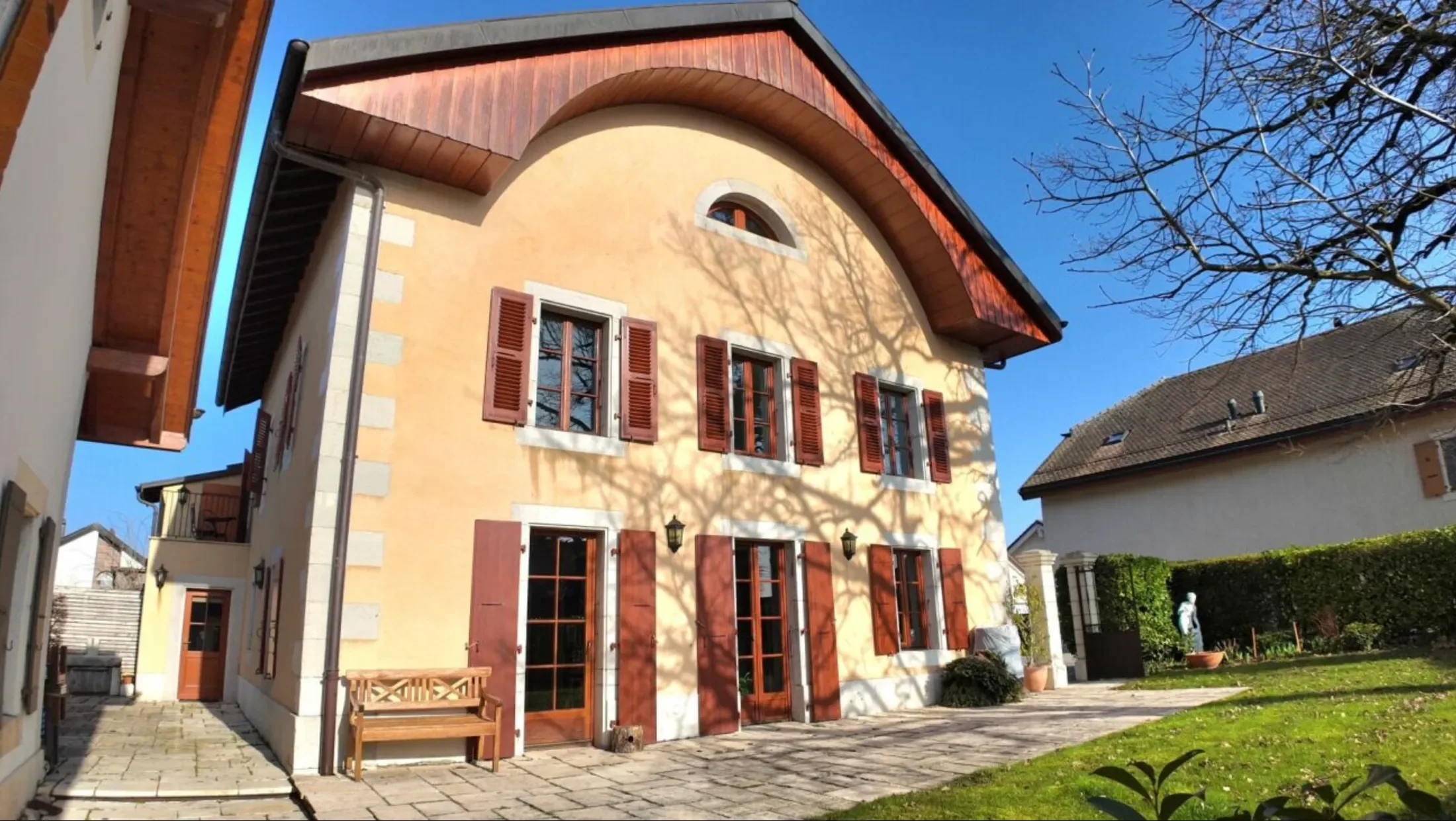 Exterior photo 3