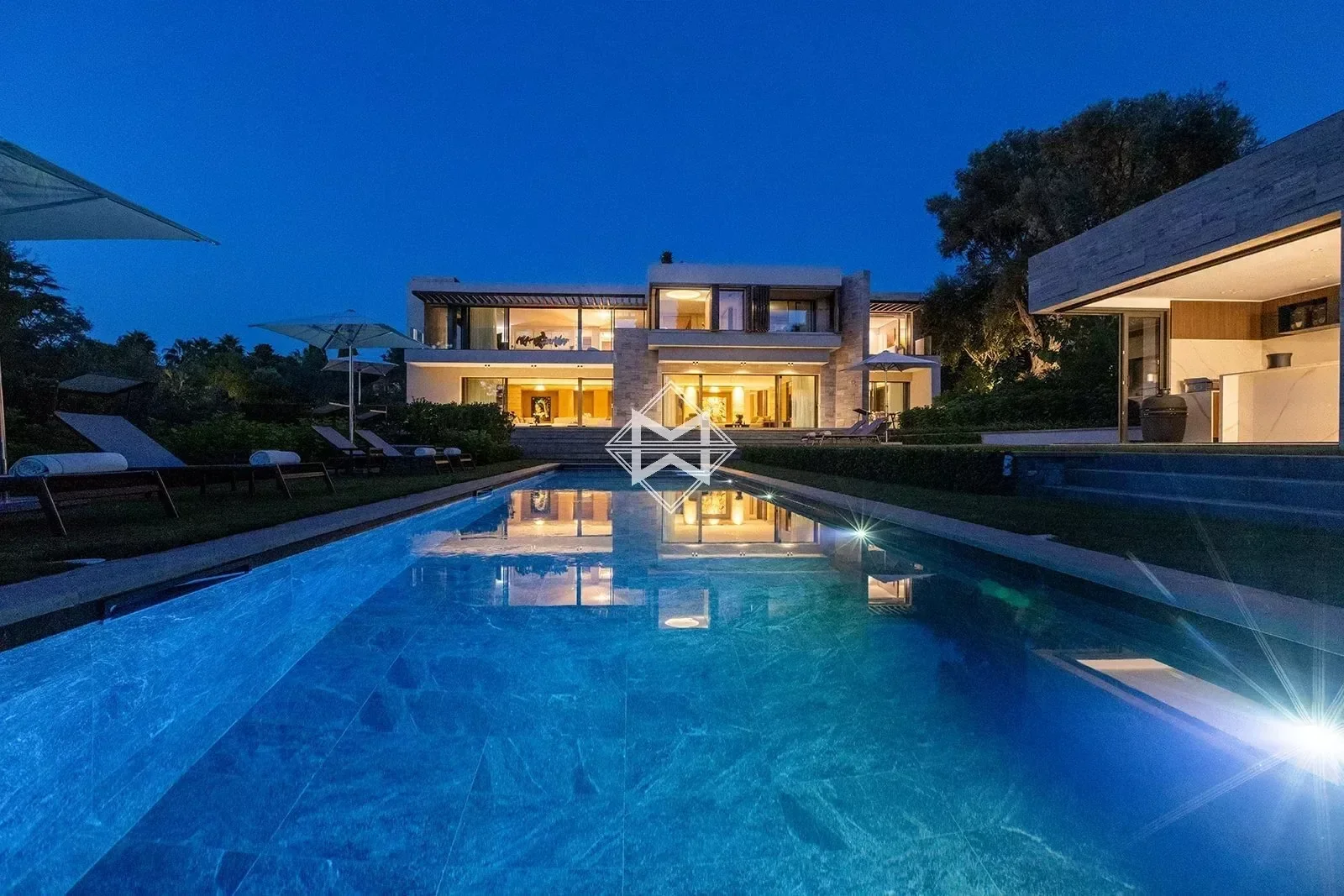 Exterior photo 3