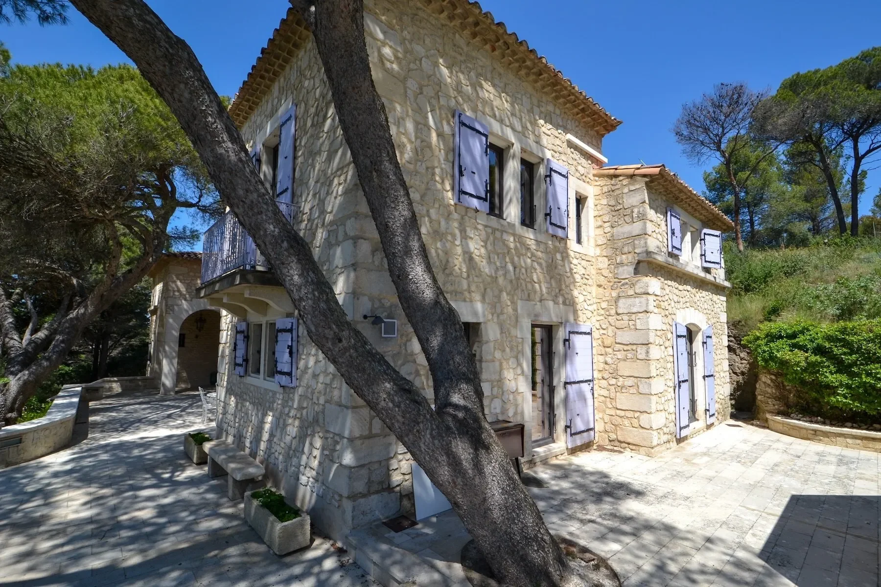 Exterior photo 2