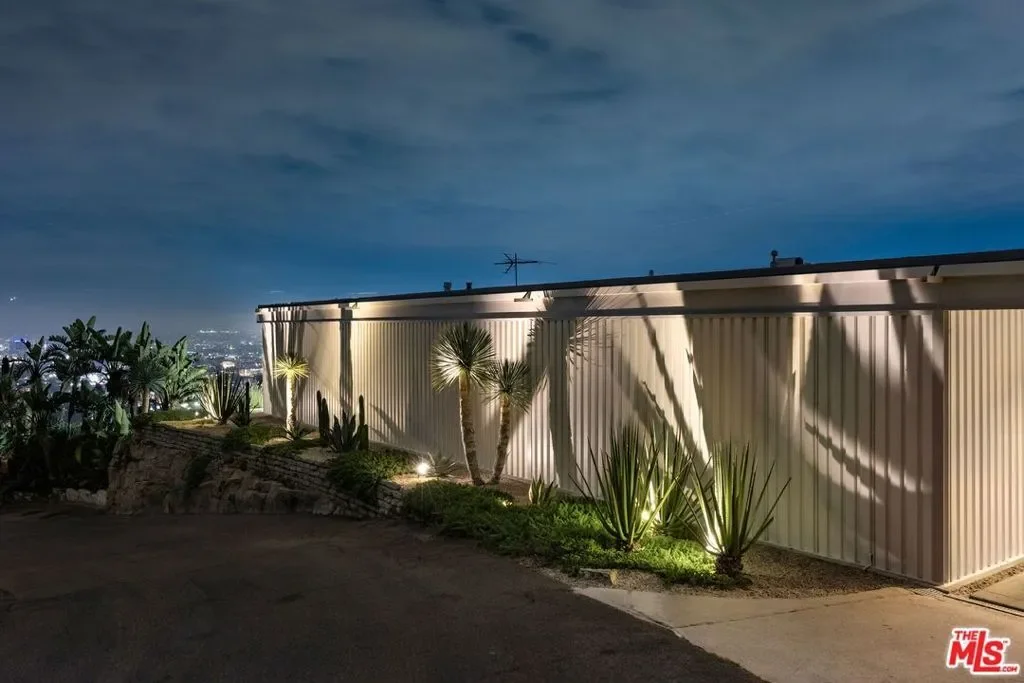 1635 Woods Drive, Los Angeles, California, United States. - Photo 18