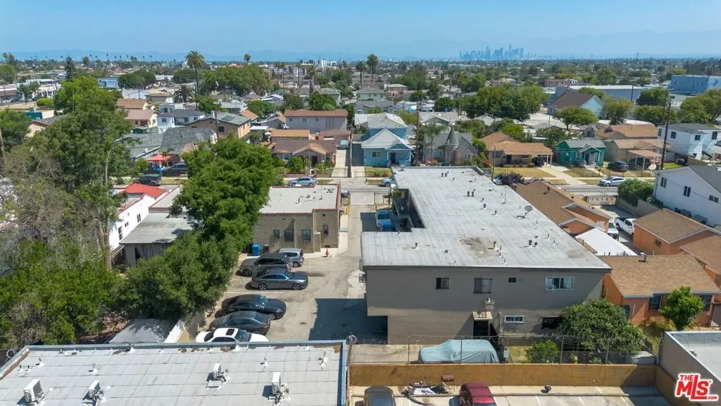 820 -824 W 95th Street, Los Angeles, California, United States. - Photo 8