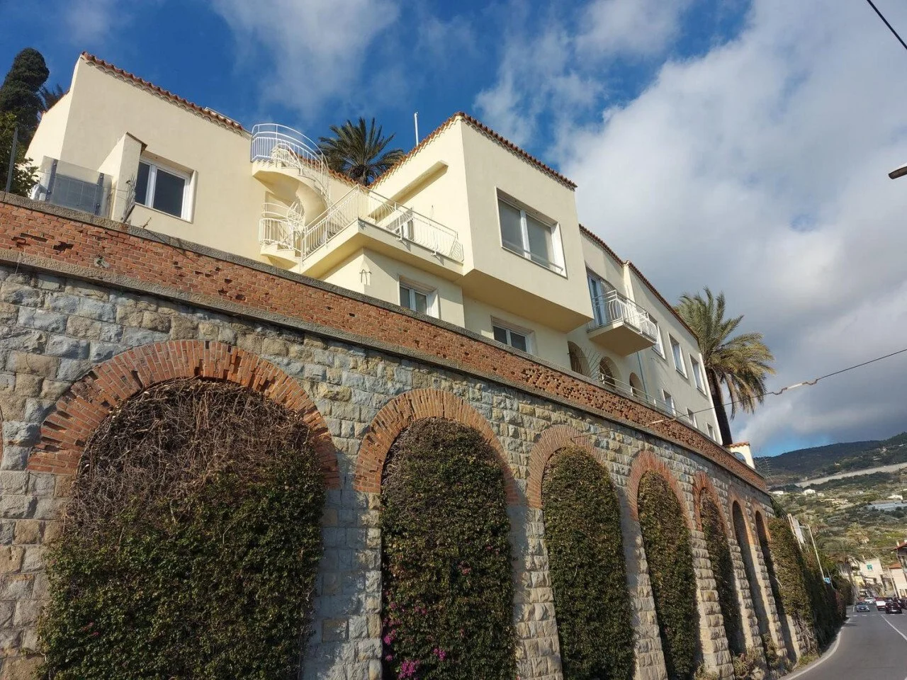 Exterior photo 2