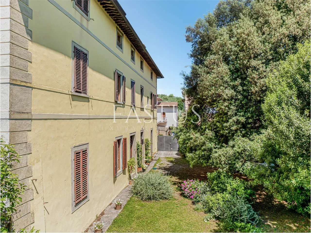 Exterior photo 4