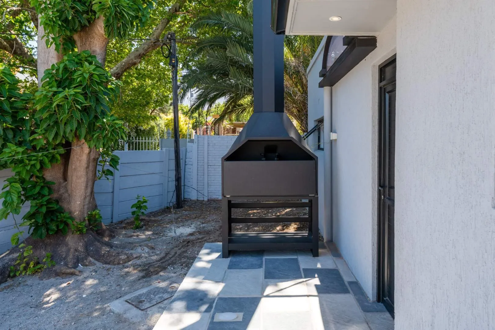Exterior photo 4