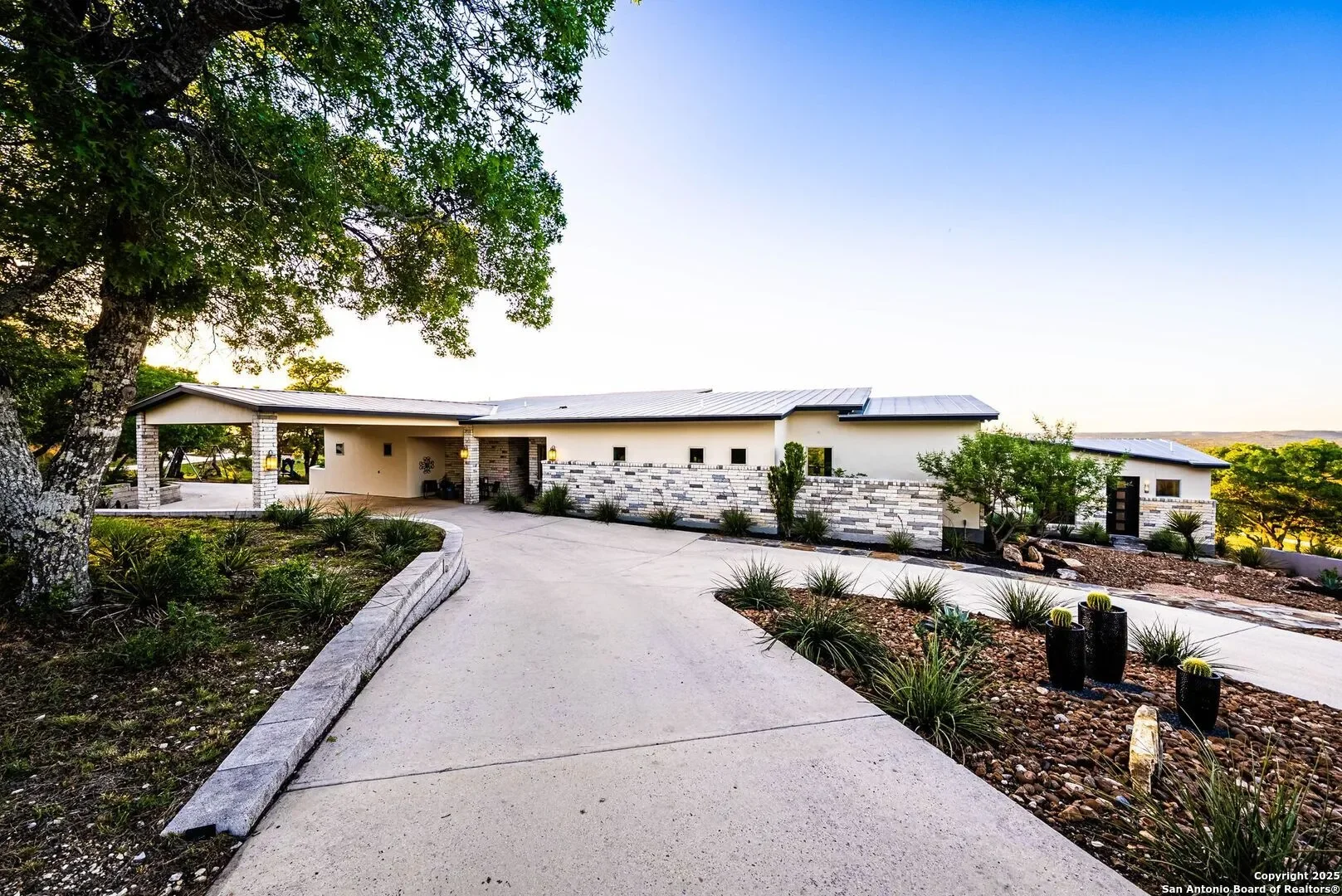 Exterior photo 5