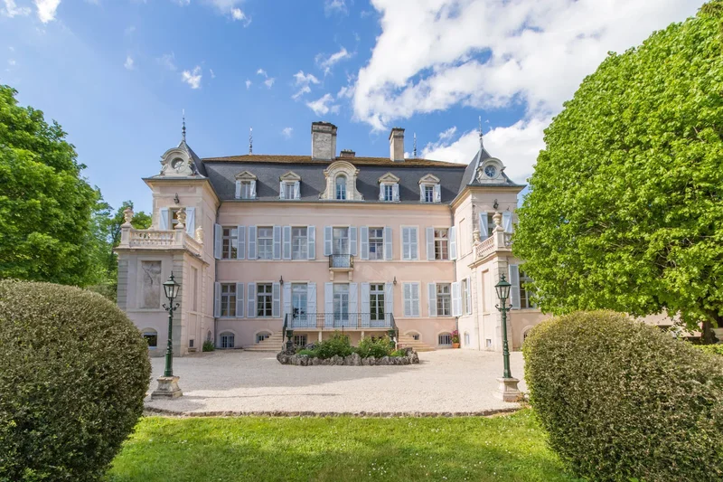 17-Room Château with 7230 m2 Park Near DIJON