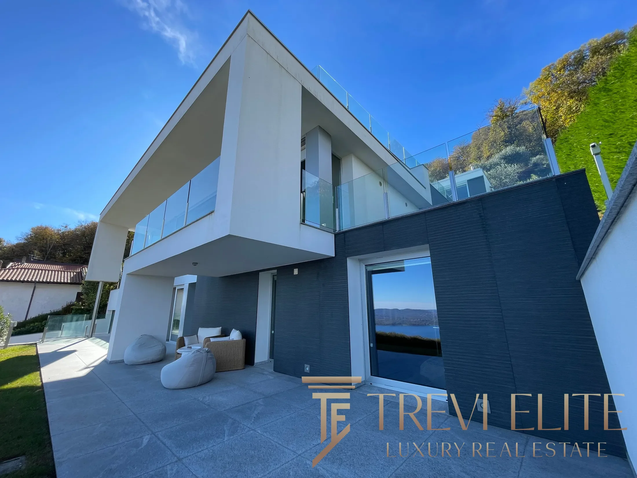 Exterior photo 8