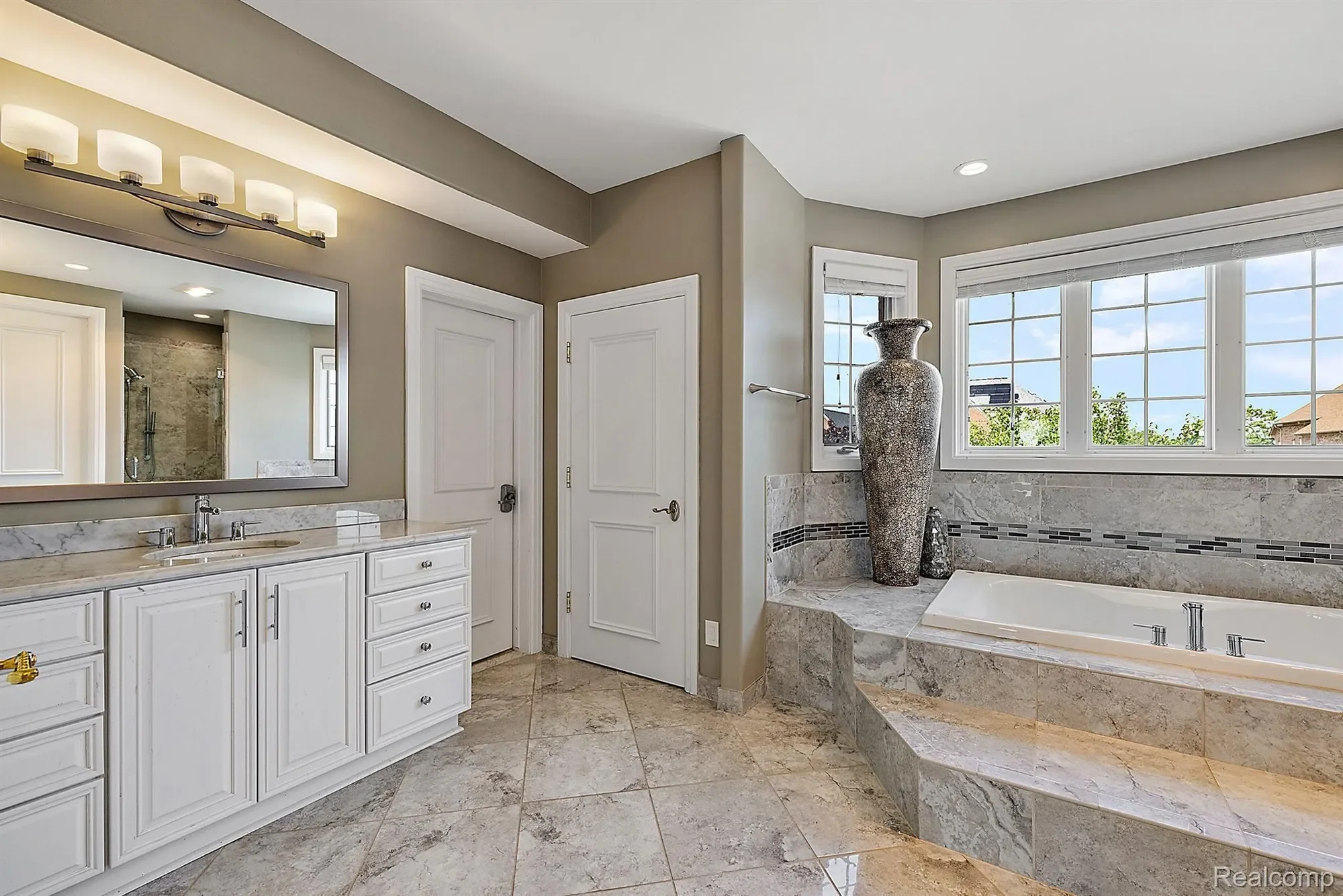 18 SAND BAR Lane, Detroit, MI 48214, Detroit, Michigan, United States. - Photo 21